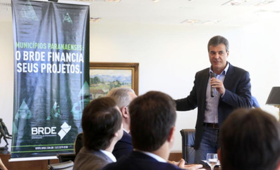 Richa autoriza obras em cinco municípios da RMC O governador Beto Richa autorizou a abertura de licitações para obras de infraestrutura urbana e viária em Araucária, Campo Largo, Colombo, Fazenda Rio Grande, Quatro Barras e Pato Branco no valor de R$ 46,9 milhões.