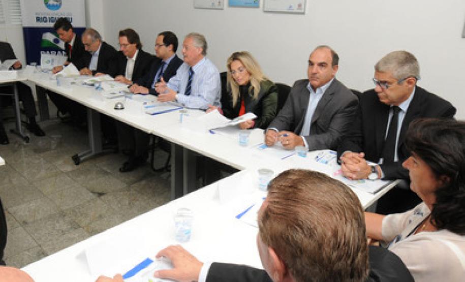 Vice-governadora Cida Borghetti e o presidente da Sanepar, Mounir Schaowiche na 1° Reunião de 2016 do Grupo Gestor de Revitalização do Rio Iguaçu.