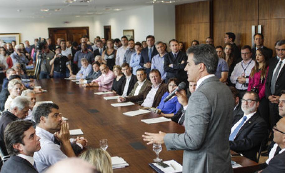 O governador Beto Richa autorizou licitações e homologações das obras em 25 municípios. Outros cinco municípios assinaram novos contratos de financiamento com a Fomento Paraná.