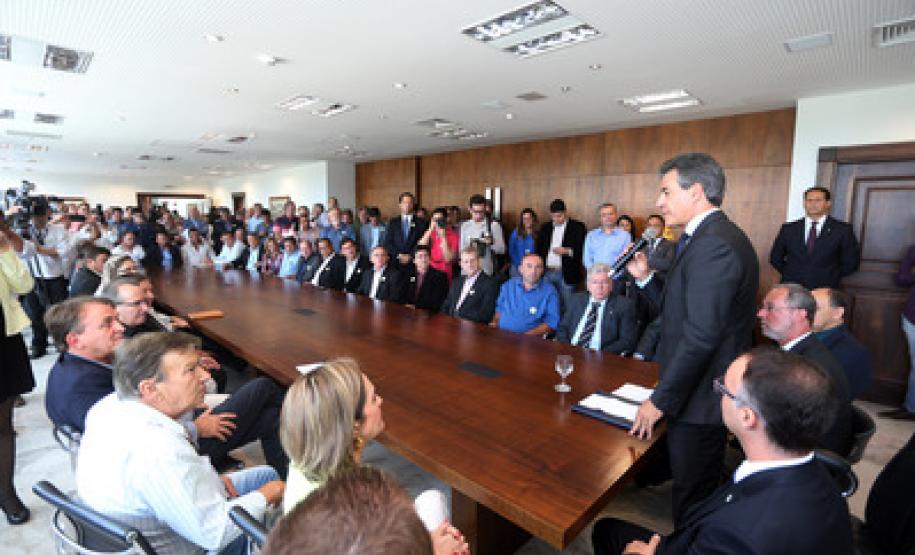 Richa autoriza obras de sinalização viária para mais 47 cidades paranaenses O governador Beto Richa no Palácio Iguaçu durante assinatura da ordem de execução para obras de sinalização viária em 47 cidades paranaense.