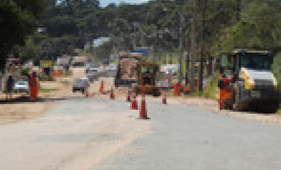 As obras de modernização da rodovia avançam e em vários pontos são feitos trabalhos de drenagem e terraplanagem.