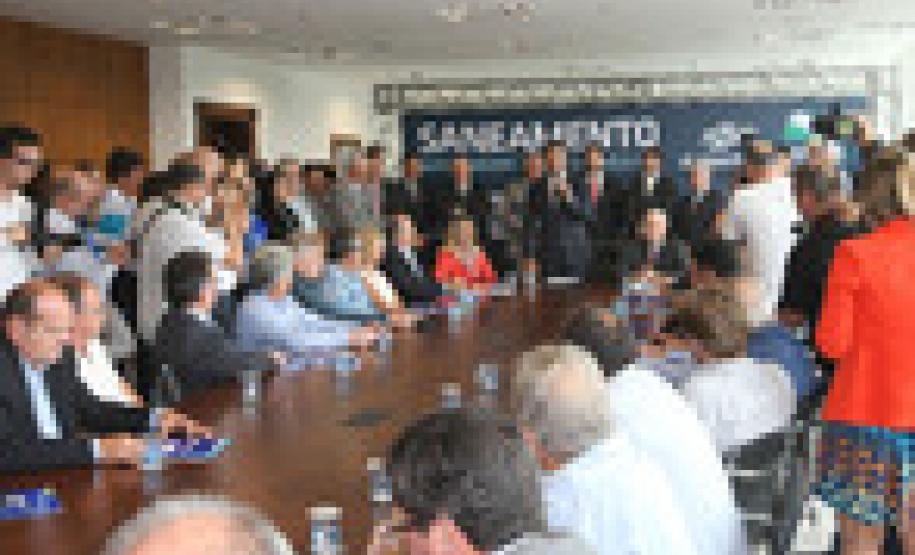 Sanepar licita obras em 05 municípios da RMC O governador Beto Richa autorizou um pacote de obras da Sanepar, com ampliação de sistemas de abastecimento de água e de esgoto, em 48 municípios, sendo 05 das RMC.