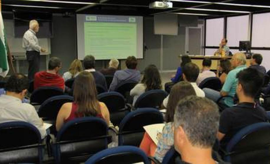 Participaram da reunião técnicos de planejamento urbano, gestão urbana, fiscalização de parcelamento de solo e obras, membros do conselho do Plano Diretor, e da Procuradoria Jurídica, além de representantes da sociedade civil.