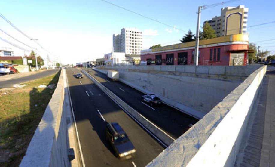 Comec libera trincheiras em São Jose dos Pinhais Foram liberadas parcialmente para o transito as duas novas trincheiras da Av. das Americas, em São José dos Pinhais.