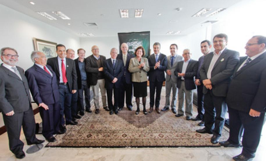 Richa autoriza obras em 04 municípios da RMC Governador Beto Richa assina contratos entre os municípios de Quatro Barras, Colombo, Araucária, Campo Largo e Pato Branco e o BRDE. Participaram, os diretores do BRDE e da Fomento, prefeitos e demais autoridades.