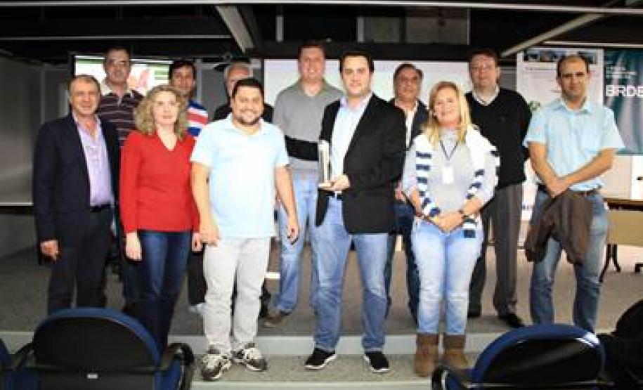 O secretario Ratinho Junior e a equipe ao receber o premio da América Latina.