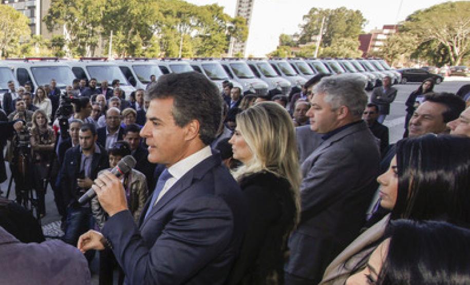Novas ambulância beneficiam 09 municípios da RMC O governador Beto Richa e demais autoridades participaram da entrega das novas ambulancias no Palácio Iguaçu.