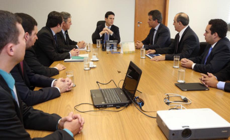 O governador Beto Richa esteve em reunião com o ministro das Cidades, Bruno Araújo,  acompanhado do secretario da SEDU, Ratinho Júnior, do presidente da Cohapar, Abelardo Lupion, e do presidente da Sanepar, Mounir Chaowiche.