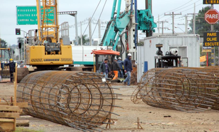 Equipes iniciam escavação de trincheira na Av. Jacob Macanhan, em Pinhais As equipes do DER-PR iniciaram a escavação da nova trincheira no cruzamento da Avenida Jacob Macanhan com Rodovia João Lepoldo Jacomel, em Pinhais.