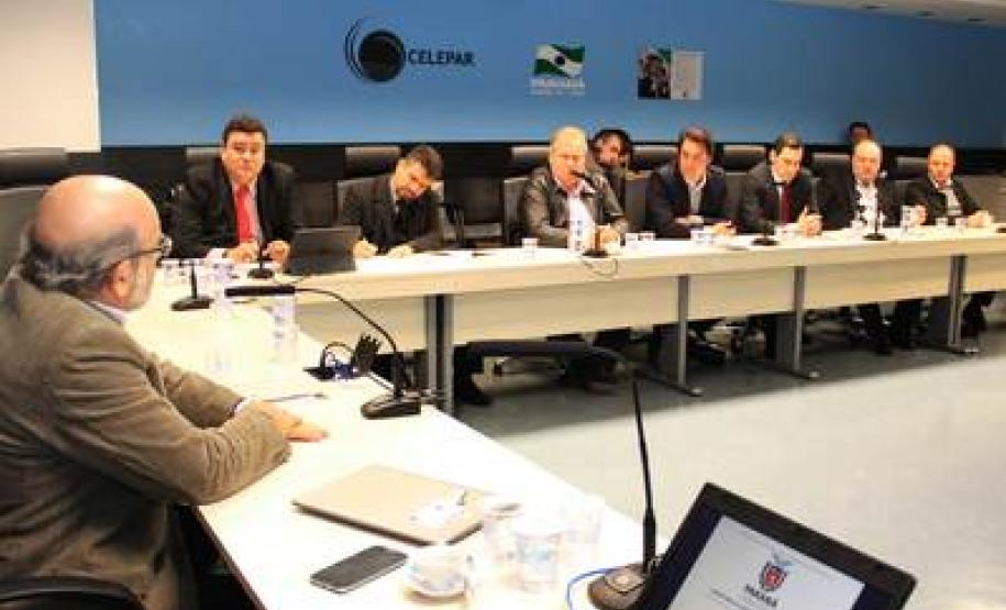 Da esquerda para direita: Omar Akel (Comec), Raul Siqueira (Comec), Odoné Serrano Júnior (Ministério Público),  Carlos Stabach (Assomec), secretário Ratinho Júnior (Sedu),deputado Alexandre Guimarães, Alberto Velozo Machado (Ministério Público), João Carlos Ortega (Sedu).