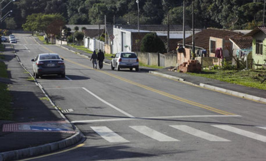 Pavimentação facilita a vida dos moradores de Campina Grande do Sul Sete bairros de Campina Grande do Sul foram contemplados com pavimentação de vias urbanas, implantação de galerias de água de chuva, paisagismo, sinalização, calçadas e ciclovias, entre outras benfeitorias.