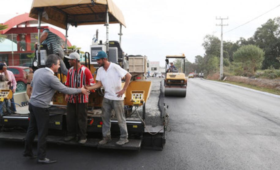 Governador entrega obra que beneficia trabalhadores e empresas de Piên Governador Beto Richa entrega a pavimentação asfáltica da via que dá acesso à empresa Glass House, em Piên, no Sul do Estado. A obra é fruto de convênio entre o Departamento de Estradas de Rodagem (DER) e a prefeitura. Piên, 16/06/2016.Foto: Orlando Kissner/ANPr