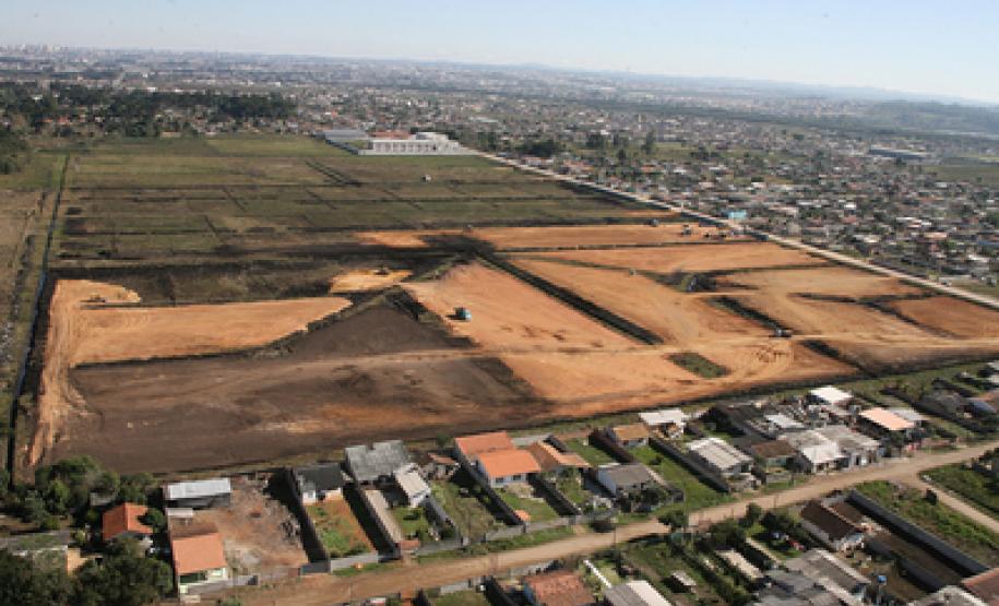 A Cohapar realizou reunião em Piraquara para explicar como será o processo de regularização fundiária e esclareceu as dúvidas dos moradores.