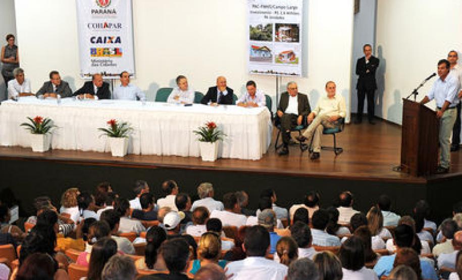 Richa assina ordens de serviço para construir 271 casas na RMC Richa assina ordens de serviço para construir 271 casas na RMC