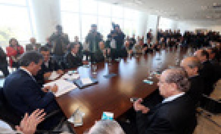 Richa anuncia R$ 36,7 milhões para dez hospitais de Curitiba O governador Beto Richa anunciou repasse de R$ 36,7 milhões anuais para a ampliação de serviços de hospitais à população de Curitiba. Richa recebeu o prefeito Gustavo Fruet, no Palácio Iguaçu, para a formalizar a adesão da capital ao incentivo estadual.