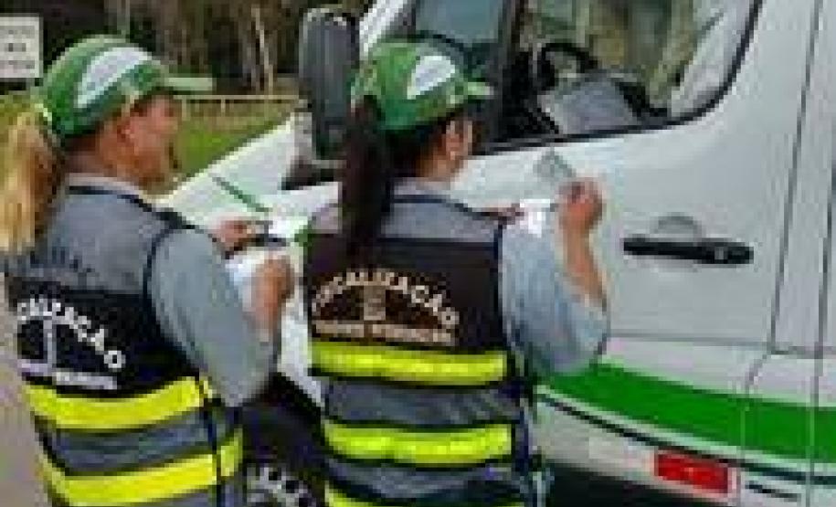 Paraná aumenta fiscalização de veículos fretados Um convênio firmado entre o Departamento de Estradas de Rodagem do Paraná (DER-PR) e a Coordenação da Região Metropolitana de Curitiba (Comec) intensifica o controle de concessão de registros e a fiscalização dos veículos nas estradas.