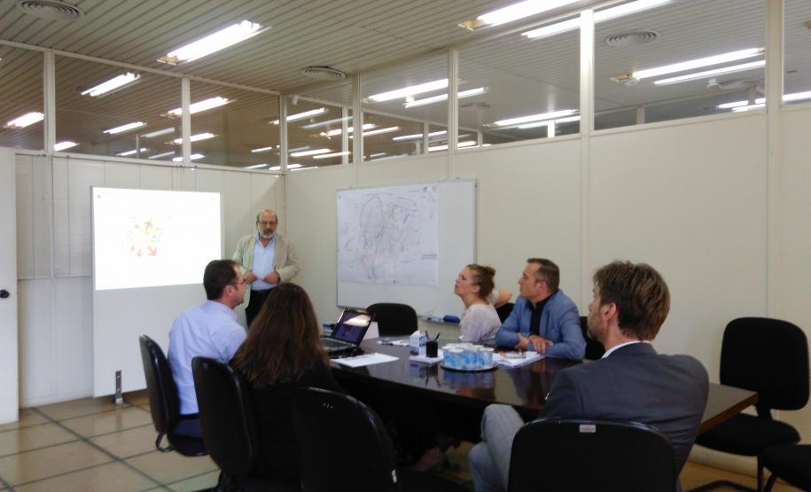 Comec e Universidade da Holanda poderão firmar acordo para trabalhos sobre mobilidade e governança O presidente da Comec, Omar Akel fez a explicação da RMC para os professores da Holanda