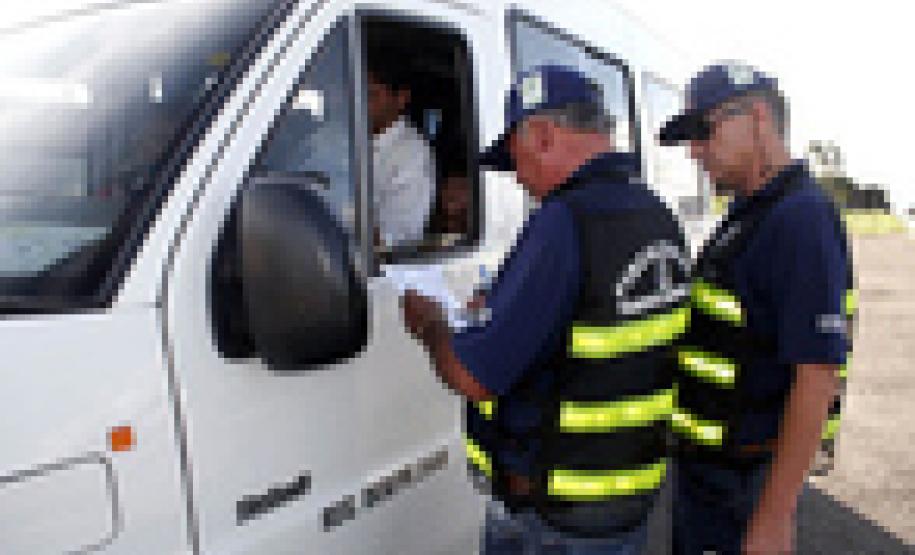 DER reforça o cerco contra o transporte clandestino na RMC O DER-PR inicia uma série de operações para fiscalizar o transporte clandestino nos 29 municípios da RMC.