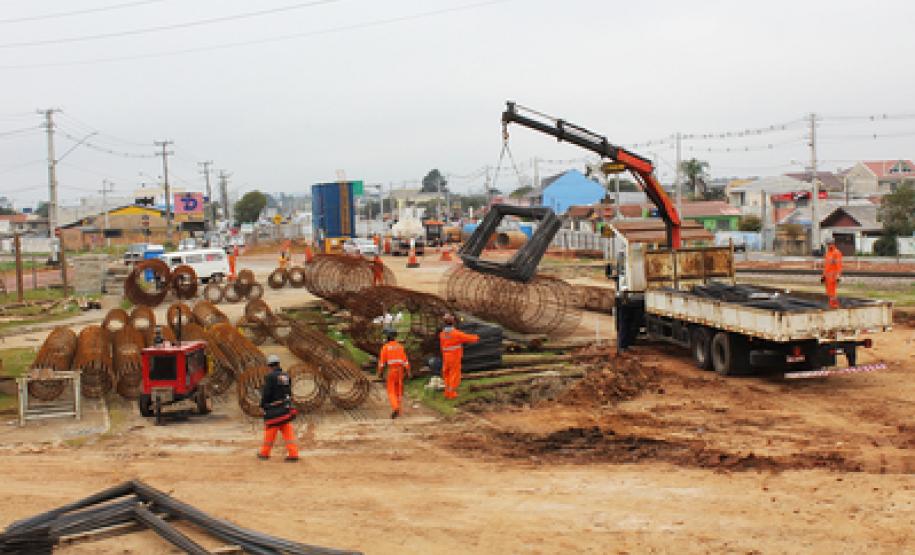 As equipes do Departamento de Estradas de Rodagem do Paraná (DER-PR) iniciaram as obras de escavação dos blocos e implantação das estacas do novo viaduto na PR-415 - a rodovia Leopoldo Jacomel, que faz a ligação entre Curitiba, Pinhais e Piraquara