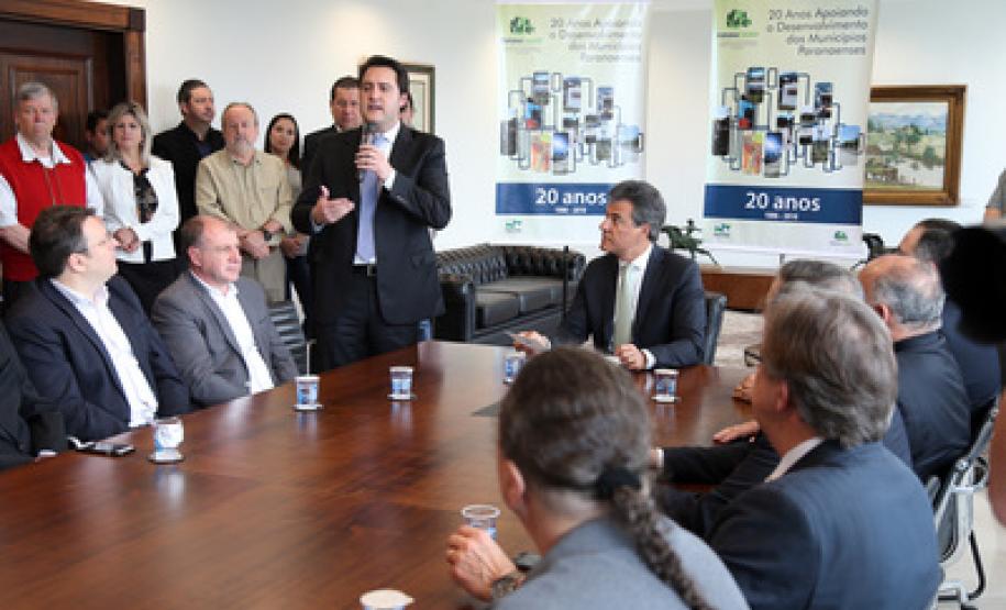 Governo renova contrato de gestão com o Paranacidade O governador Beto Richa e o secretário Ratinho Junior assinaram a renovação do contrato de gestão com o Serviço Social Autônomo Paranacidade.