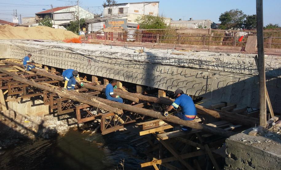 Trânsito na divisa entre Curitiba e Pinhais será totalmente interditado a partir de 20 de setembro O trânsito na Avenida da Integração, na ponte do rio Atuba, será totalmente interditado por 41 dias.