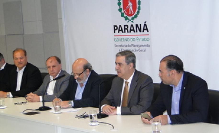 O diretor da Fiep, Helio Bampi, o secretario da Sedu, João Carlos Ortega, o presidente da Comec, Omar Akel, o secretario de Planejamento, Cylleneo Pereira Jr, o coordenador geral da Comec, Carlos do Rego Almeida Filho.
