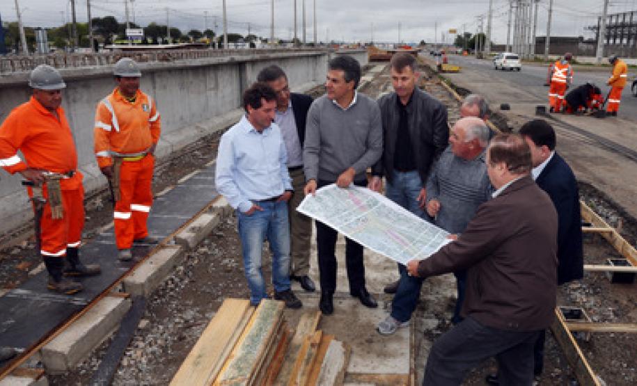 Trincheira na PR-415 está pronta e trânsito já está liberado O governador Beto Richa liberou o trânsito para veículos e pedestres na trincheira construída no cruzamento da PR-415, em Pinhais.