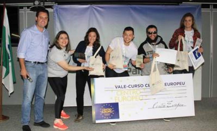 O secretario Ratinho Júnior e a equipe vencedora do Hackathon 2016.