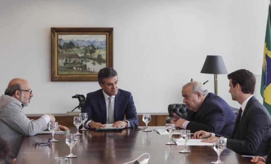 Richa confirma a reintegração do transporte metropolitano O governador Beto Richa, o prefeito eleito Rafael Greca, o vice-prefeito Eduardo Pimental e o diretor-presidente da Comec, Omar Akel.