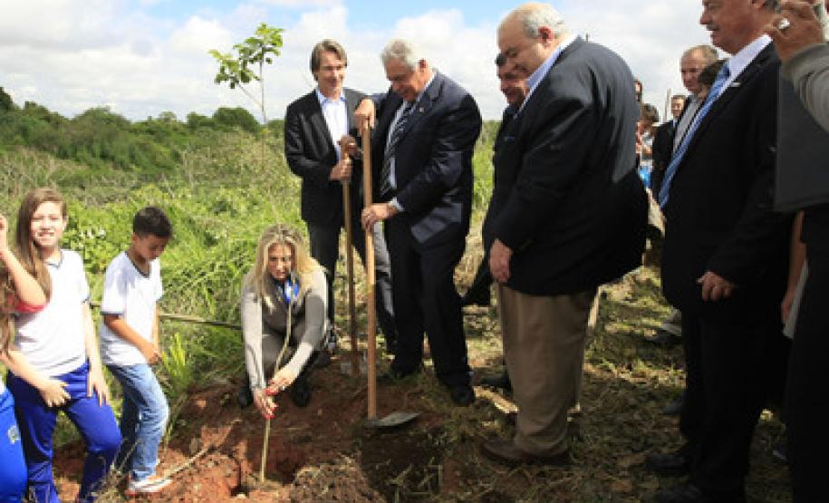 Dia do Rio Iguaçu é comemorado com debate sobre preservação ambiental A vice-governadora Cida Borghetti, o prefeito de São José dos Pinhais, Luis Carlos Setim e o prefeito eleito de Curitiba Rafael Greca no plantio de árvores.