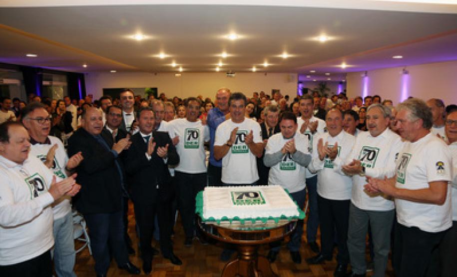 PR investe na duplicação e conservação das rodovias estaduais O governador Beto Richa destacou, durante encontro em comemoração aos 70 anos do DER-PR, as avanços na infraestrutura rodoviária do Estado, como a ampliação da duplicação de rodovias do Anel de Integração e outros investimentos na malha estadual.