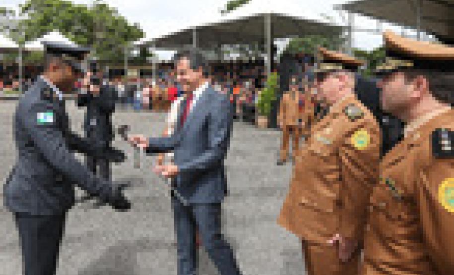 Richa anuncia abertura de pregão para compra de mais mil viaturas policiais O governador Beto Richa participou da formatura de 40 novos aspirantes da Polícia Militar.