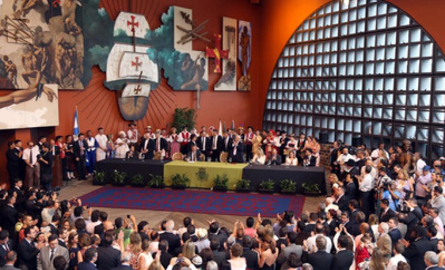 Na posse de Greca, Richa anuncia R$ 400 milhões para municípios Posse do prefeito Rafael Greca foi no Memorial de Curitiba.