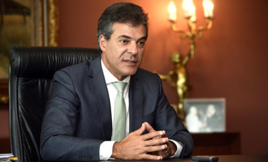 O governador Beto Richa informou que o Governo do Paraná aplicou R$ 1,6 bilhão a mais em educação e em saúde, na comparação com o exercício de 2015.
