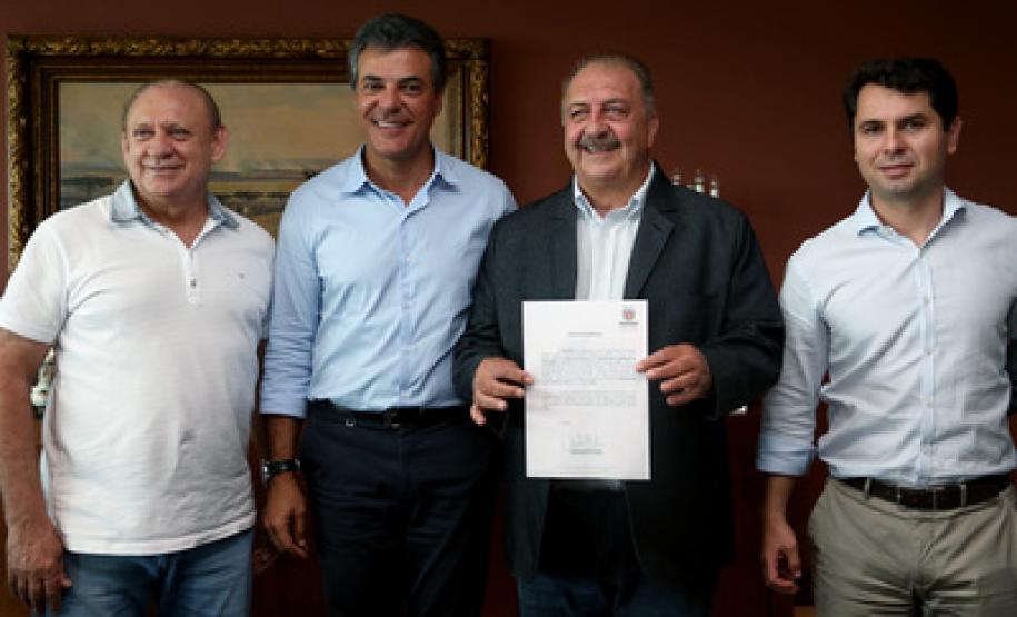 Governador libera R$ 4 milhões para obras de pavimentação na Lapa O presidente da Alep, Ademar Traiano, o governador Beto Richa, o prefeito da Lapa, Paulo Furiati e o deputado Alexandre Curi.