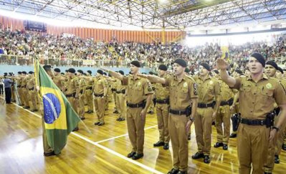 Richa anuncia reforço de mais 2.736 soldados no contingente da PM O governador Beto Richa anunciou no dia 10 de janeiro a incorporação de mais 2.736 soldados da Polícia Militar do Paraná, que irão atuar em Curitiba, região metropolitana, Litoral, Norte, Noroeste, Oeste e nos Campos Gerais.
