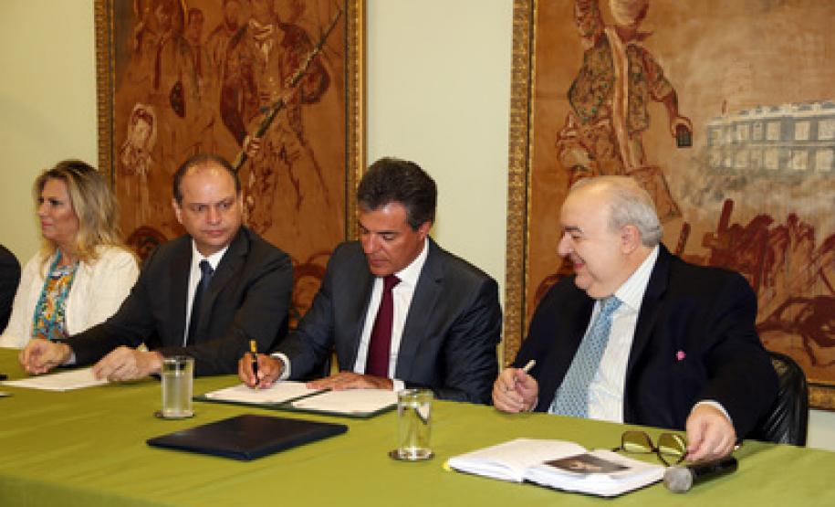 Linha Colombo-CIC volta dia 23 O governador Beto Richa e o prefeito Rafael Greca assinaram o protocolo de intenções para estudo para implantação do novo sistema de transporte metropolitano.