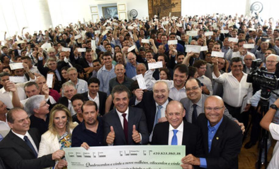 O governador Beto Richa repassou o montante de R$ 429,8 milhões aos 399 municípios do Paraná, referente a uma cota extra do ICMS.