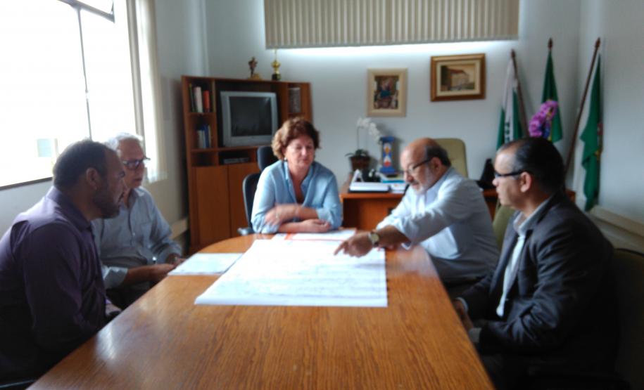 Linha de ônibus Colombo-CIC voltou a operar O vice-prefeito de Colombo Sérgio Pinheiro, o diretor da Comec, Marcos Scheremeta, a prefeita Beti Pavin, o presidente da Comec, Omar Akel e o secretário de Comunicação Social, Waldirlei Bueno de Oliveira.