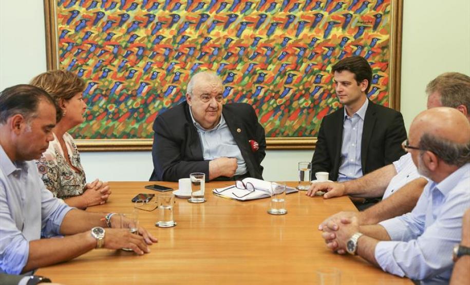 Curitiba quer ampliar integração e trabalho conjunto com a RMC O coordenador da Comec, Carlos do Rego Almeida, a prefeita de Colombo, Beti Pavin, o prefeito de Curitiba, Rafael Greca, o vice-prefeito de Curitiba, Eduardo Pimentel, o prefeito de Contenda, Carlos Stalbach e o presidente da Comec Omar Akel.