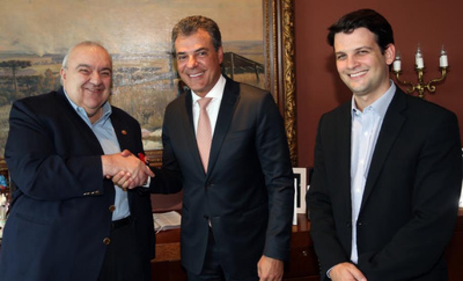 Richa e Greca discutem obras viárias para integração do transporte O prefeito de Curitiba, Rafael Greca, o governador Beto Richa e o vice-prefeito Eduardo Pimentel.