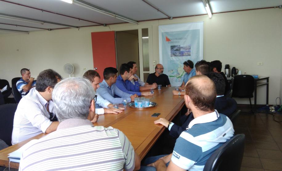 Prefeito e lideranças de Mandirituba se reúnem na Comec Reunião realizada na sede da Comec que contou com a presença do prefeito de Mandirituba, Luis Antônio Biscaia, do diretor-presidente da Comec, Omar Akel , lideranças de Mandiritituba e Diretoria de Transportes da Comec.