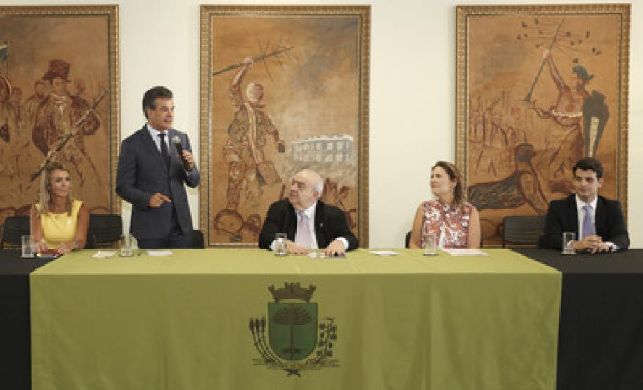 Curitiba adere ao Programa Família Paranaense O termo foi assinado pelo governador, pela secretária estadual da Família e Desenvolvimento Social, Fernanda Richa, e pelo prefeito de Curitiba, Rafael Greca.