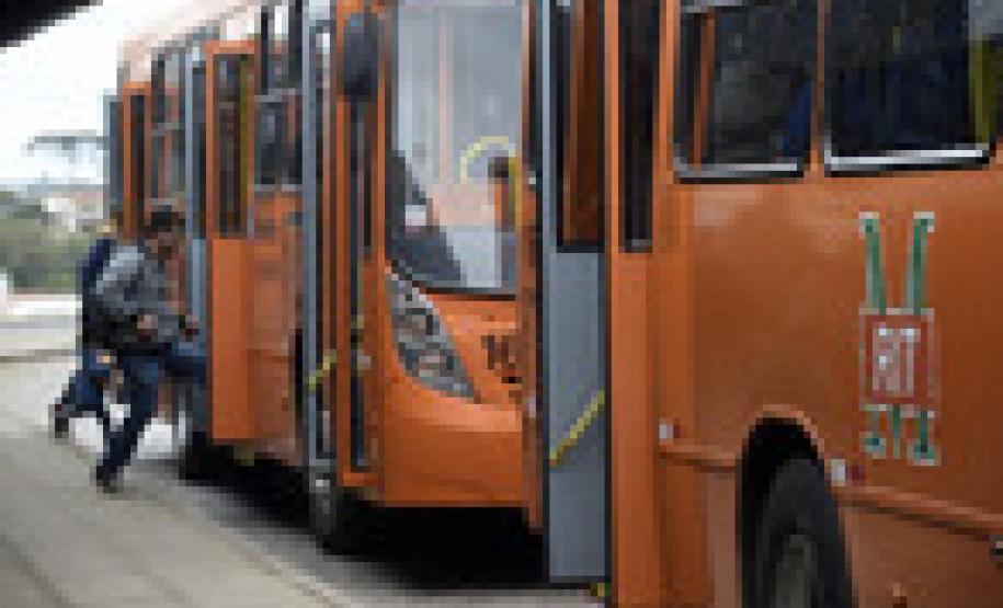 Onibus metropolitanos vão seguir tabelas de horario especiais.