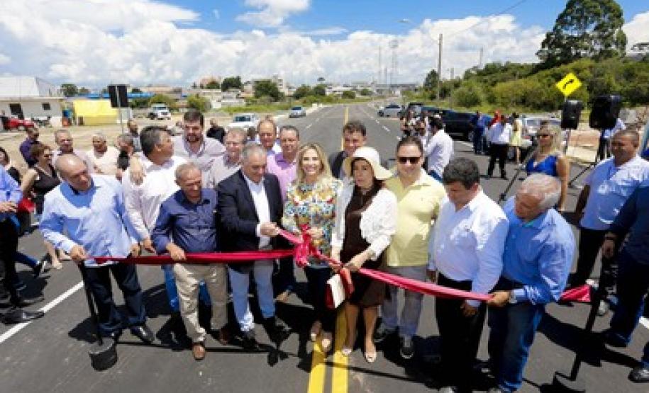 Cida Borghetti inaugura obras de Complexo Viário de Campo Largo A governadora em exercicio Cida Borghetti, o prefeito de Campo Largo, Marcelo Pupin e demais autoridades na inauguração do complexo viario.