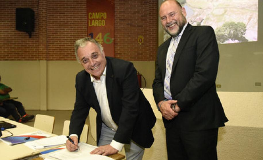 O secretário de Cultura do Paraná, João Luiz Fiani, entrega gestão do Parque Histórico do Mate a Marcelo Puppi, prefeito do município de Campo Largo.