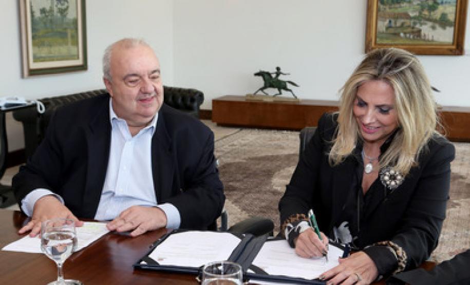 O prefeito Rafael Greca e a governadora em exercicio Cida Borghetti, no Palácio Iguaçu,  durante assinatura do termo de cooperação técnica.