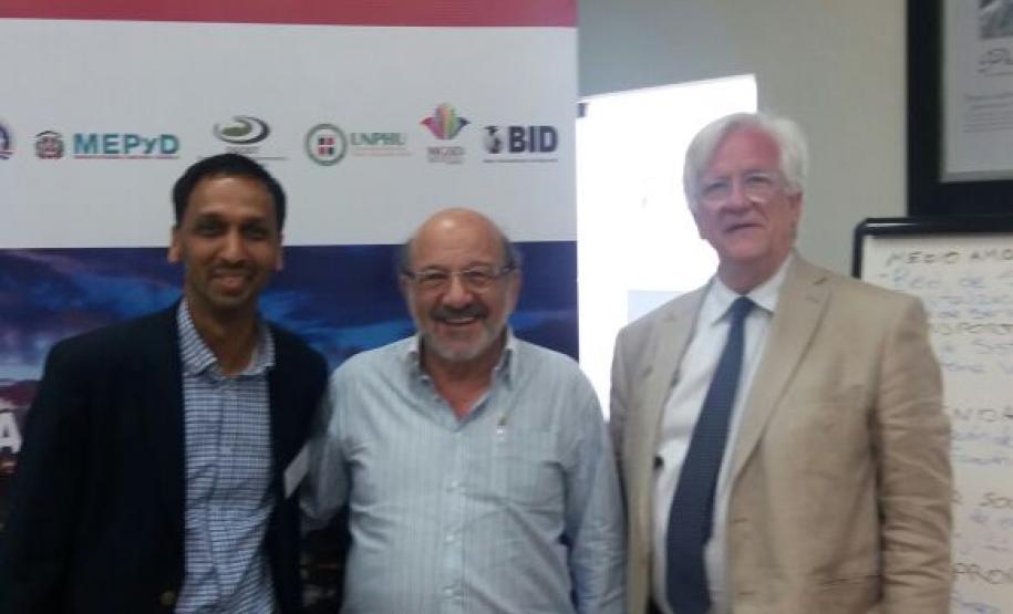 Robin Rajack (representante do BID), Omar Akel (diretor-presidente da Comec) e Pedro Ortiz (coordenador das oficinas) durante evento na República Dominicana.
