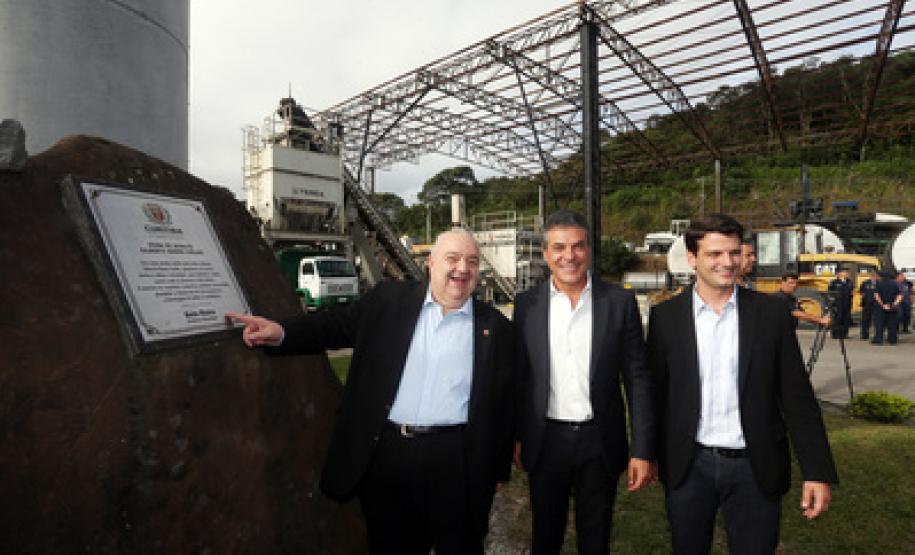 Reativação de usina de asfalto vai ampliar pavimentação com menos custo O prefeito de Curitiba, Rafael Greca, o governador Beto Richa e o vice-prefeito Eduardo Pimentel.