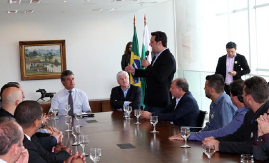 Governo autoriza obras de pavimentação para São José dos Pinhais Evento realizado no Palácio Iguaçu onde o governador Beto Richa e o secretário estadual de desenvolvimento urbano Ratinho Junior assinaram a homologação do projeto.